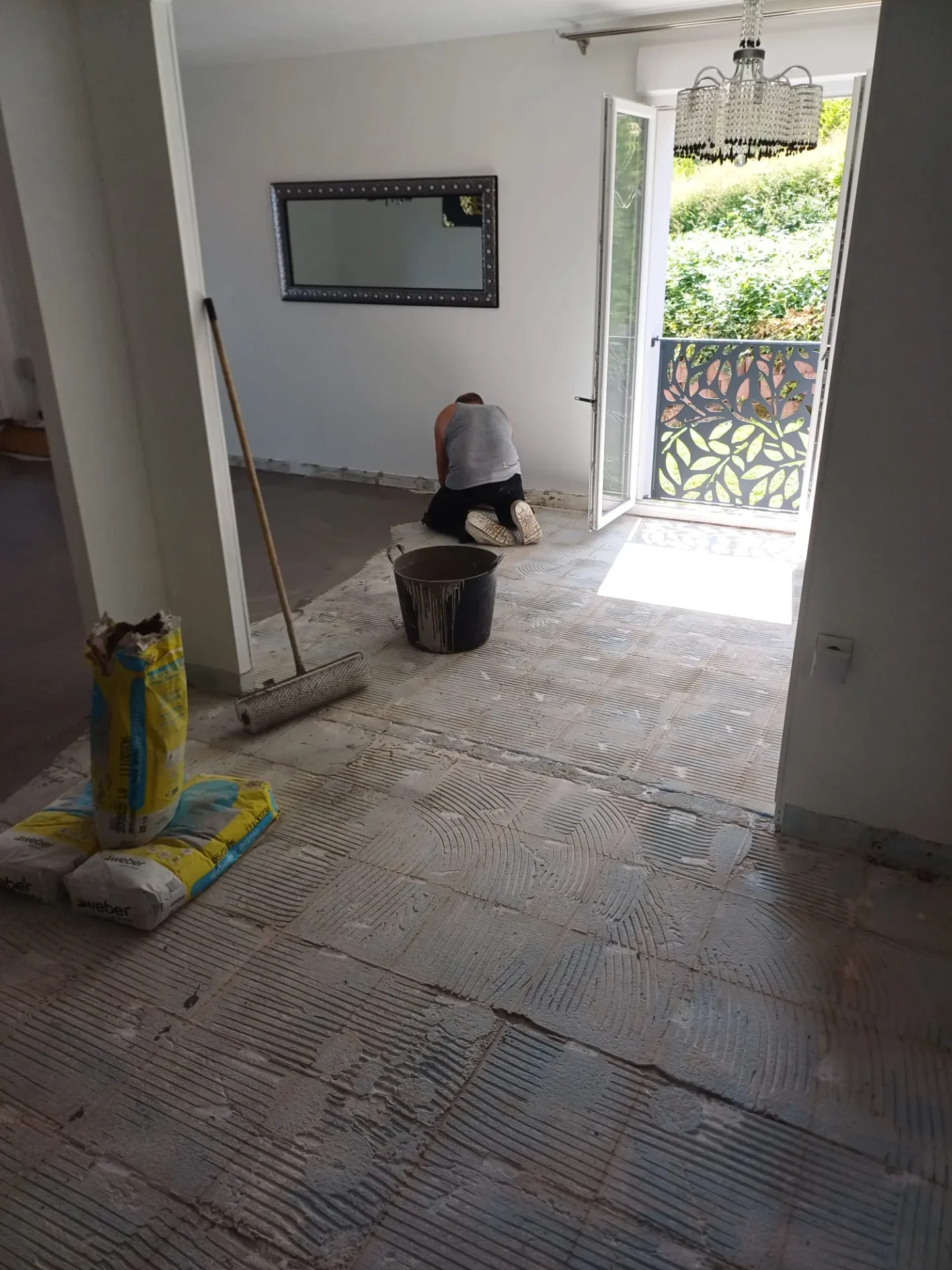 Pose de carrelage en cours de chantier